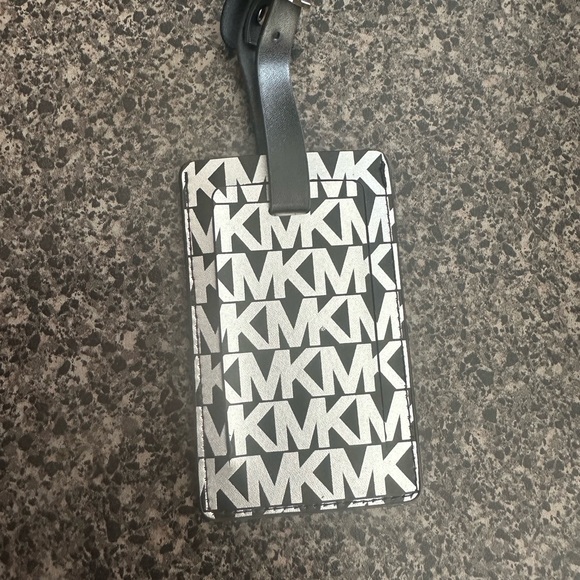 💥New- Michael Kors Luggage Tag (Today Only) - Picture 3 of 6